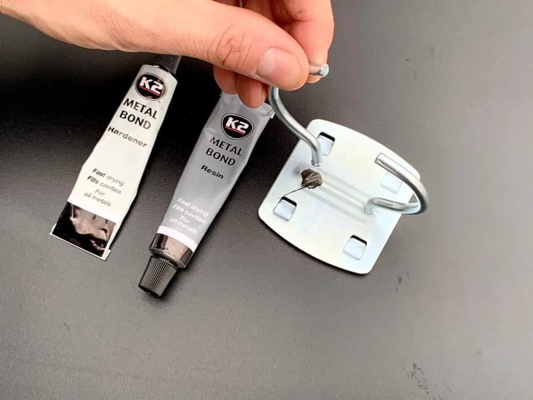 Jak skutecznie skleić mosiądz - najlepsze kleje i porady na start