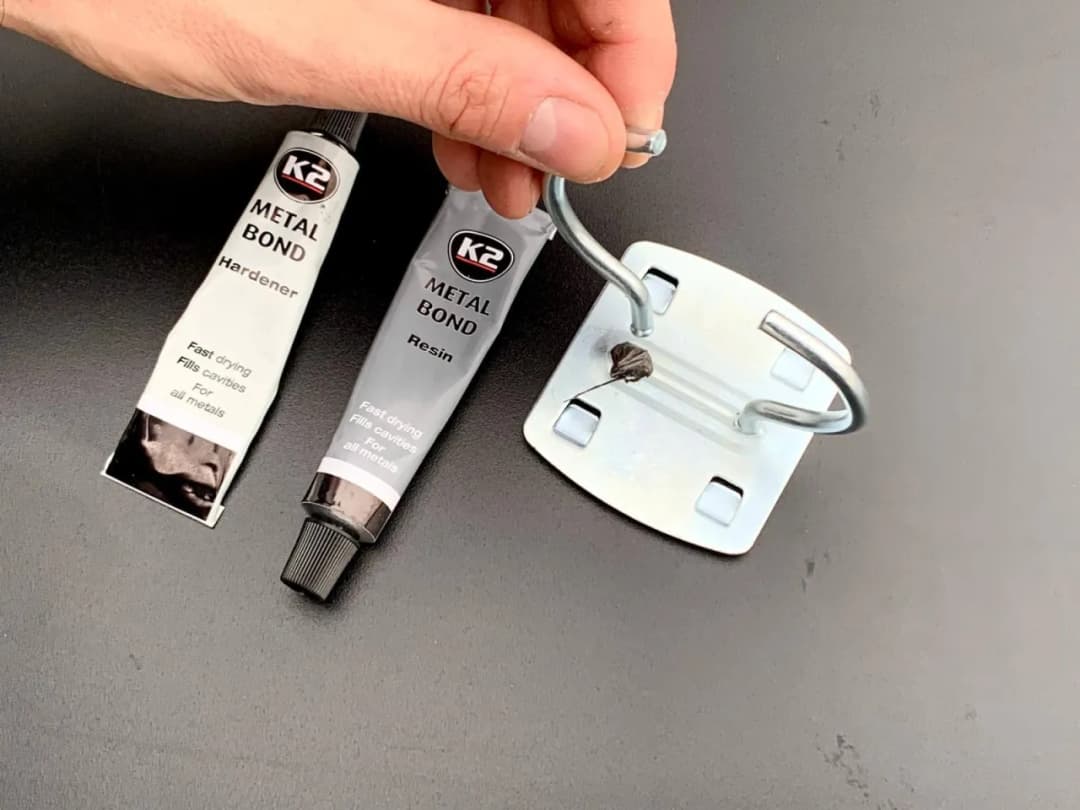 Jak skutecznie skleić mosiądz - najlepsze kleje i porady na start