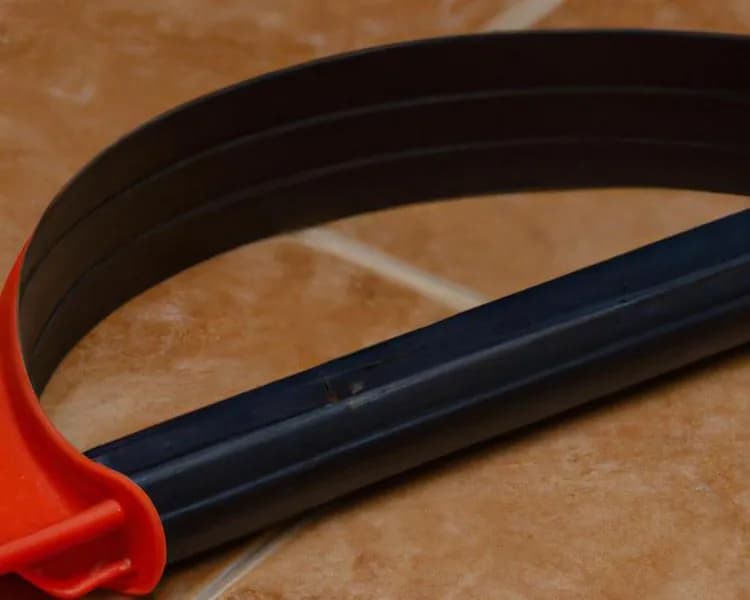 Jak skleić plastik domowym sposobem - proste metody naprawy w domu