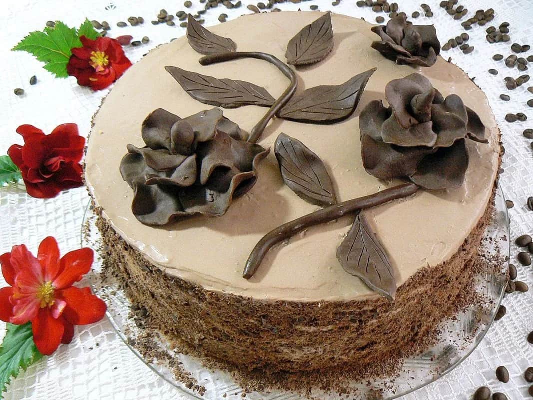 Czekoladowe ozdoby na tort jak zrobić: proste metody i porady