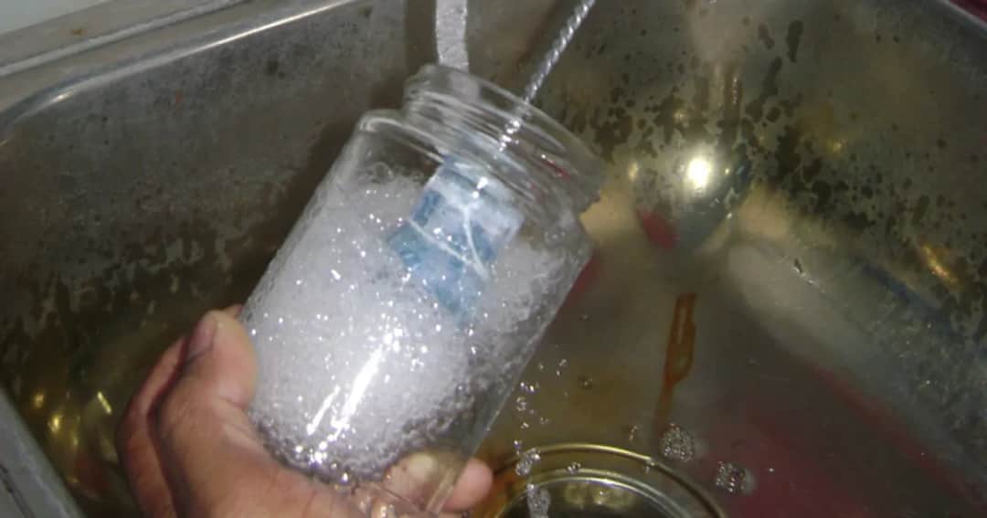 Jak umyć butelkę z wąską szyjką - skuteczne metody na trudne zabrudzenia