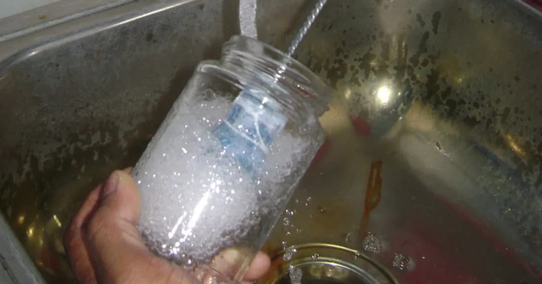 Jak umyć butelkę z wąską szyjką - skuteczne metody na trudne zabrudzenia