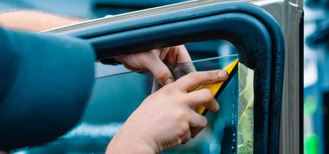 Jak skleić szybę samochodową i uniknąć kosztownej wymiany