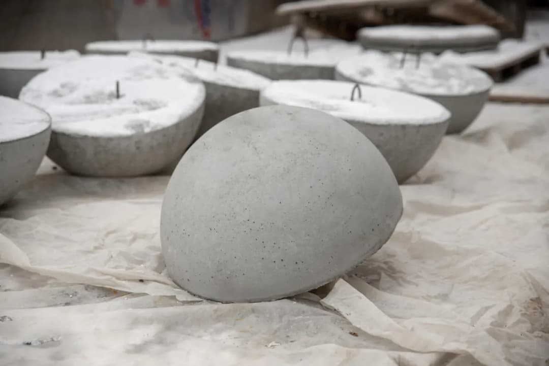 Ozdoby do ogrodu z cementu czy betonu – co wybrać dla trwałości?