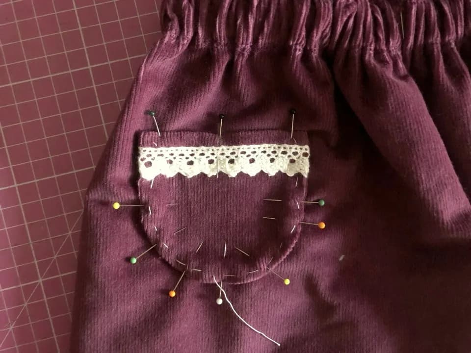 Jak uszyć spódniczkę na szelkach - proste kroki i przydatne porady