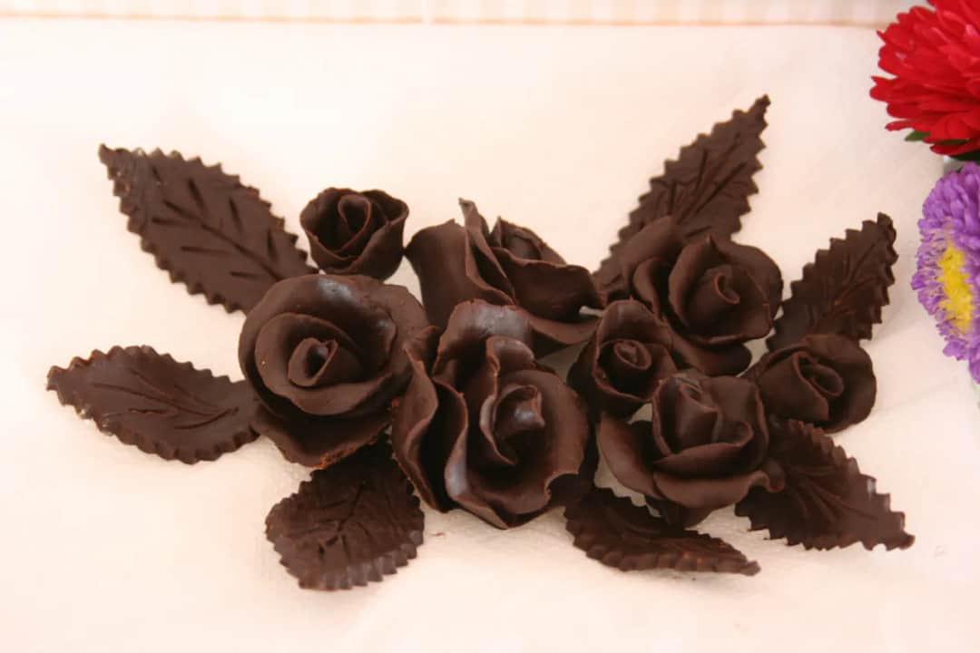 Jak zrobić ozdoby z czekolady na torta, które zachwycą gości