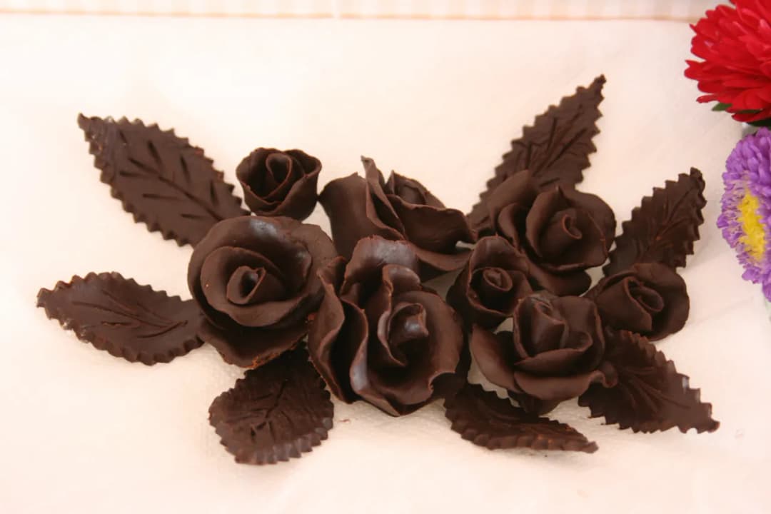 Jak zrobić ozdoby z czekolady na torta, które zachwycą gości